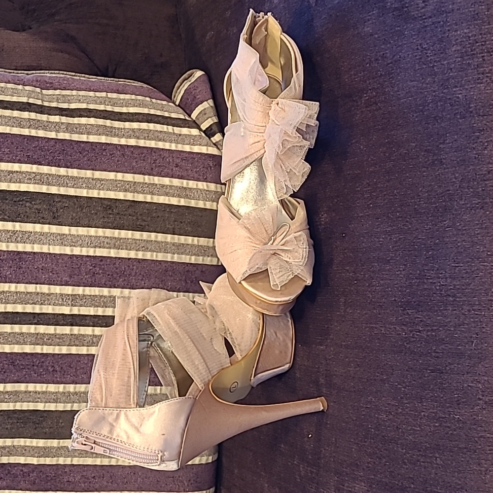 Heels - Picture 4 of 4